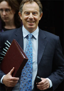 Tony Blair, a la salida de su residencia oficial.