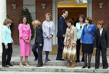 José Luis Rodríguez Zapatero posó con la mitad de su Gobierno. De izquierda a derecha, María Jesús San Segundo (ministra de Educación, Ciencia y Tecnología), María Antonia Trujillo (Vivienda), Elena Salgado (Sanidad), María Teresa Fernández de la Vega (vicepresidenta primera y ministra de Presidencia), Carmen Calvo (Cultura), Cristina Narbona (Medio Ambiente), Magdalena Álvarez (Fomento) y Elena Espinosa (Agricultura y Pesca).