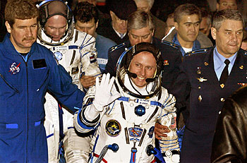 Michael Fincke saluda antes de entrar en la  Soyuz.  Detrás, el holandés André Kuipers.