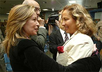 En la fotografía, Trinidad Jiménez charla con Isabel de Polanco.
