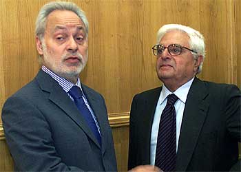 Valentim Loureiro y Antonio Pinto, presidentes de la Liga y de los árbitros portugueses, en una reunión.