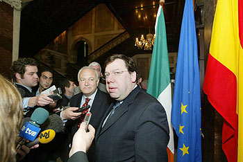 Miguel Ángel Moratinos, en el centro, junto a su homólogo irlandés, Brian Cowen, en Dublín.