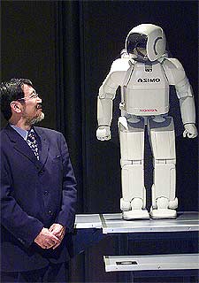 Kenichi Ogawa, con el robot  Asimo , en Barcelona.