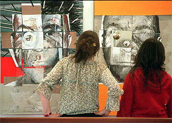 Dos jóvenes contemplaban ayer dos de las tres piezas de la serie  Autodeotro,  de Iñaki Ugalde.