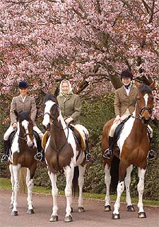 La reina Isabel II celebró su 78º cumpleaños montando a caballo por sus tierras junto a su hija Ana y su nieta Zara Phillips.
