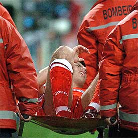 Luque es retirado en camilla tras la lesión sufrida y que le obligó a ser sustituido.