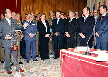 Bono elogia al ex director del servicio secreto en su relevo