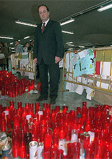 François Hollande, líder de los socialistas franceses, visitó la estación de Atocha para rendir homenaje a las víctimas del 11-M.