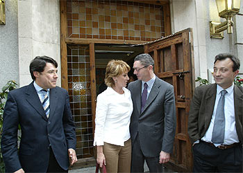 Esperanza Aguirre y Alberto Ruiz-Gallardón salen del restaurante con sus  vicepresidentes:  Ignacio González (izquierda) y Manuel Cobo (derecha).