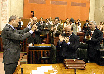 El presidente andaluz, Manuel Chaves, es aclamado por su grupo tras el debate de la sesión de investidura.