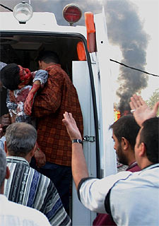 Un niño gravemente herido es trasladado a una ambulancia tras los atentados de Basora.