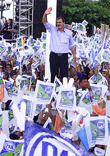El presidente mexicano, Vicente Fox, en la campaña de 2002.