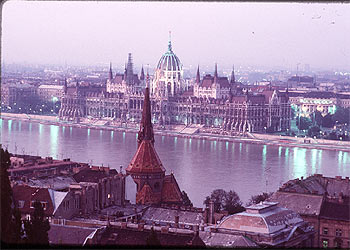 El Parlamento húngaro en Budapest visto desde la ciudadela de Pest.