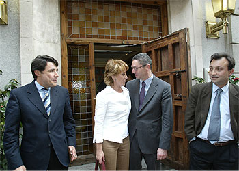 De izquierda a derecha, Ignacio González, Esperanza Aguirre, Alberto Ruiz-Gallardón y Manuel Cobo, a la salida del hotel Wellington.