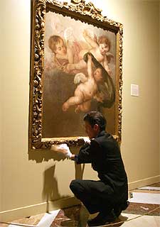 El cuadro  Tres ángeles niños,  de Murillo, durante su montaje.