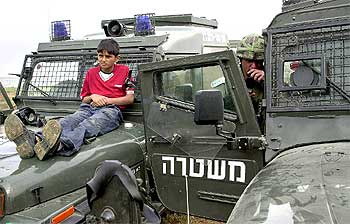 Policías israelíes utilizan de escudo humano a un niño, según denunció un grupo de rabinos proderechos humanos.