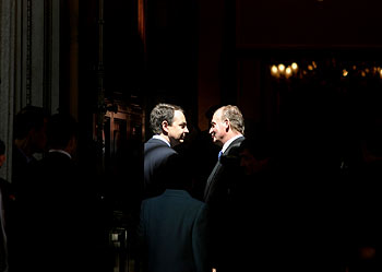El rey Juan Carlos y el presidente José Luis Rodríguez Zapatero hablaron animadamente en el acto de apertura de la octava legislatura.