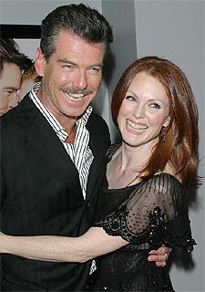 Pierce Brosnan y Julianne Moore, en el estreno en Nueva York de su película  Laws of atraction. 