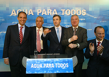 De izqda. a dcha., Camps, Arenas, Acebes, Valcárcel y el alcalde de Almería, Luis Rogelio Rodríguez Comendador, ayer en el acto por el agua.