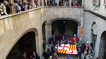 BARCELONA IZA SU NUEVA BANDERA.