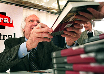 Jorge Semprún no paró de firmar ejemplares de  Veinte años y un día.  