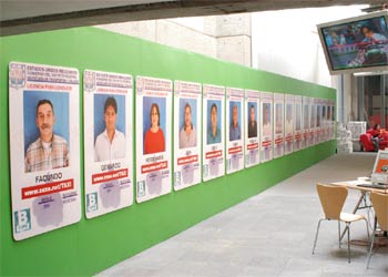 Las fichas de los taxistas colocadas en fila se muestran en la experiencia cibernauta de Antoni Abad.