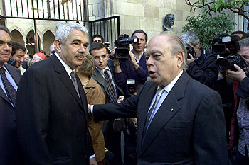 Jordi Pujol, a la derecha, saluda a Pasqual Maragall durante la recepción de Sant Jordi en Barcelona.