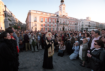 Una actriz recrea, durante la VII Noche de Max Estrella, las hazañas del protagonista de la obra  Luces de Bohemia , de Valle-Inclán, en la Puerta del Sol.