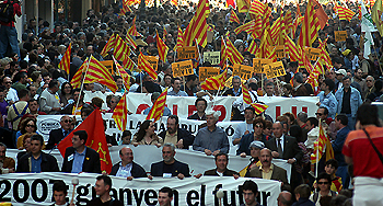 La manifestación del 25 d'Abril a su paso por el centro de Valencia.