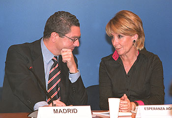 El alcalde de Madrid, Alberto Ruiz-Gallardón, con la presidenta de la Comunidad, Esperanza Aguirre.