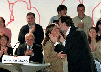 Mariano Rajoy saluda en la tribuna a María de la Fuente, una de las nuevas militantes del PP.