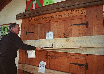 Xabier Zumalde, en el momento de romper los precintos colocados por la Ertzaintza en el museo.
