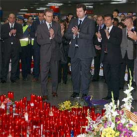 El presidente del Barcelona, Joan Laporta (a la derecha), rinde homenaje en Atocha a las víctimas de los terroristas.