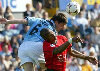 Berizzo gana un balón aéreo a Morales.