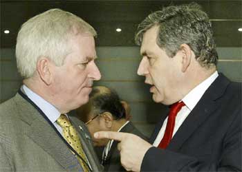 El ministro británico del Tesoro, Gordon Brown (derecha), con el gobernador del FMI, Charlie McCreevy.
