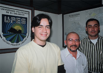 Un grupo de antiguos becados en España por la AECI, en la Universidad Politécnica de El Salvador.