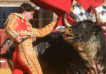 Jesulín de Ubrique, en su primer toro de ayer en la Maestranza de Sevilla.