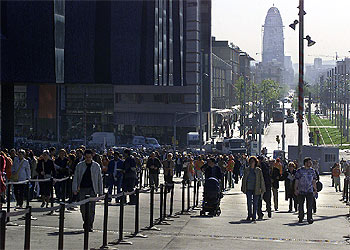 Colas de las personas que ayer participaron en una de las pruebas de carga de algunas de las instalaciones del recinto del Fòrum.