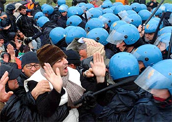 Enfrentamientos entre trabajadores de Fiat y la policía durante la huelga de ayer.