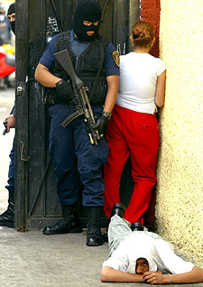 Un policía mexicano apunta a un sospechoso en la capital mexicana.