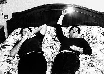 Los hermanos Chris (izquierda) y Paul Weitz, directores de Apartamento de soltero.