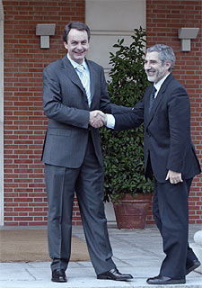 Rodríguez Zapatero saluda a Llamazares en La Moncloa.