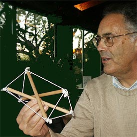 Miguel de Guzmán, en 2003, con una  tensegridad  construida por él.