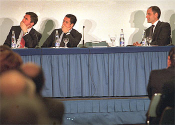 De izquierda a derecha, Ángel Acebes, Eduardo Zaplana y Francisco Camps, durante el relevo del presidente del PP valenciano.