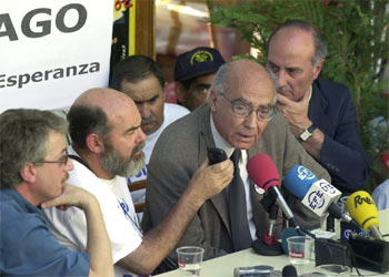 Saramago se dirige a los trabajadores de Sintel en una visita al  campamento de la esperanza  en junio de 2001.