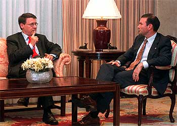 Jordi Sevilla y Juan José Ibarretxe, durante su reunión en Vitoria.rnrn  PRADIP J. PHANSE