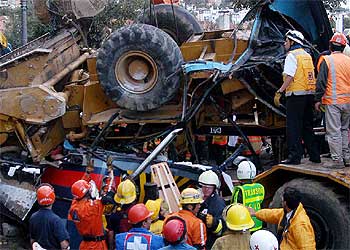 Los equipos de emergencia tratan de rescatar a los niños atrapados en el autobús, el miércoles en Bogotá.