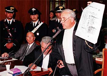 El fiscal Antonino Intelisano muestra un documento durante una vista preliminar sobre el nazi Erich Priebke en Roma.