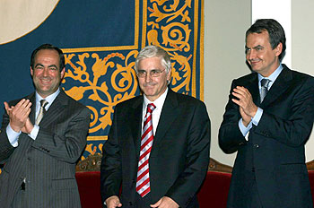 José Bono, a la izquierda, y José Luis Rodríguez Zapatero aplauden en Toledo a José María Barreda.