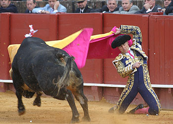 El Fandi torea el último toro de la tarde en la plaza de la Maestranza.
